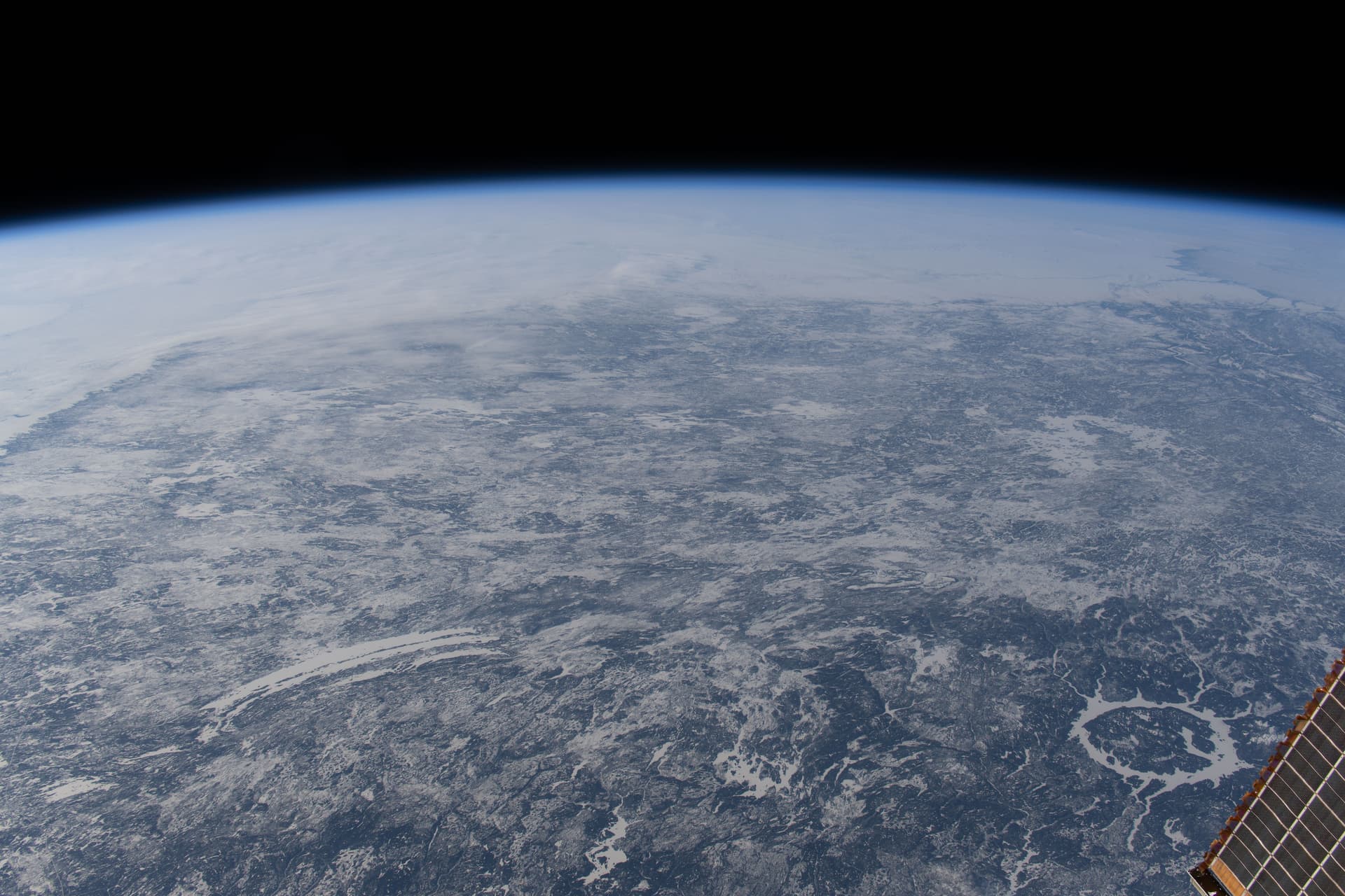 Passenger using SkyLocation during a flight