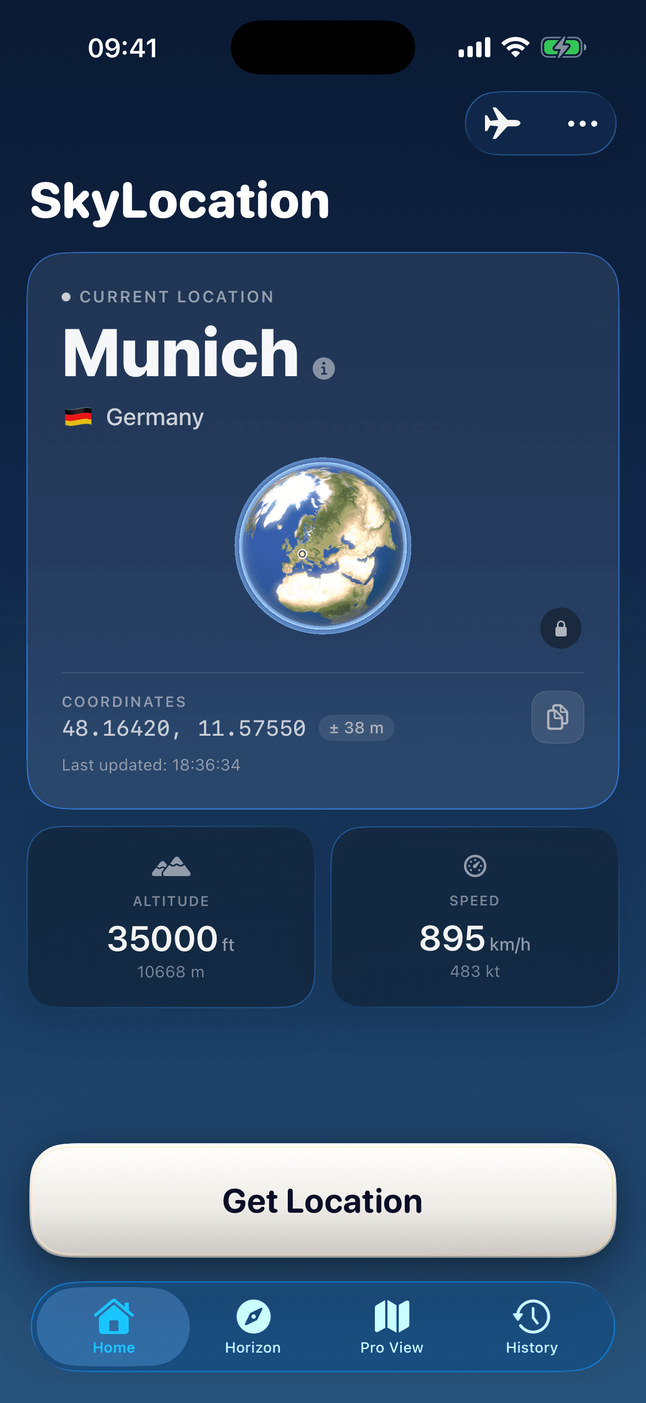 SkyLocation auf dem iPhone zeigt München, Koordinaten, Höhe und Geschwindigkeit während eines Flugs